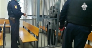 Мать, выставившая на мороз сына на Алтае, покусала полицейских