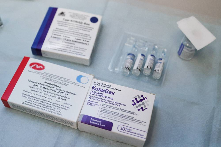 Вакцины "Гам-ковид-вак" ("Спутник V"), "Спутник лайт", "Эпиваккорона" и "Ковивак". Фото © ТАСС / Донат Сорокин
