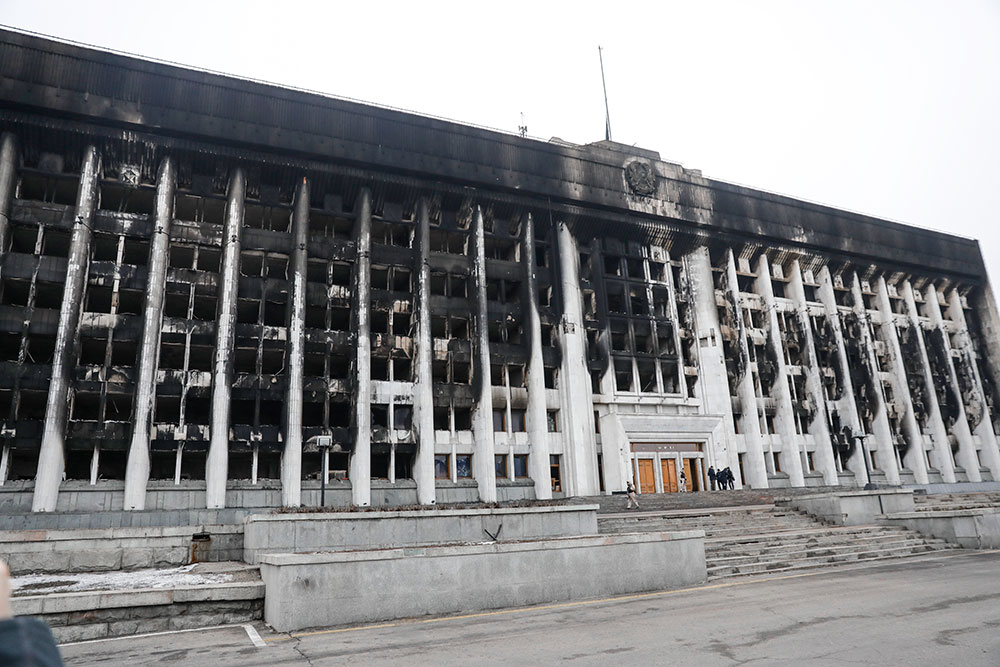 Сожжённое здание акимата. Фото © LIFE / Антон Старков