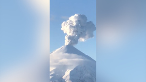 "Эбеко передал власть": Курильский вулкан Чикурачки выбросил в небо столб пепла
