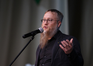 Я думаю, что в итоге тех, кто принял решение об убийстве Кирка, постигнет та же судьба, что и царя, отдавшего приказ обезглавить Иоанна Предтечу. И тот сделал это по желанию блудницы, и внешняя демократическая партия — это блудница, которая толкает Америку к катастрофе, к неминуемому гражданскому конфликту. Мне кажется, что смерть Кирка является переломной точкой в американской истории, после которой начнётся выздоровление американского общества через полную зачистку либерал-демократов, их сторонников, их присутствия во власти.