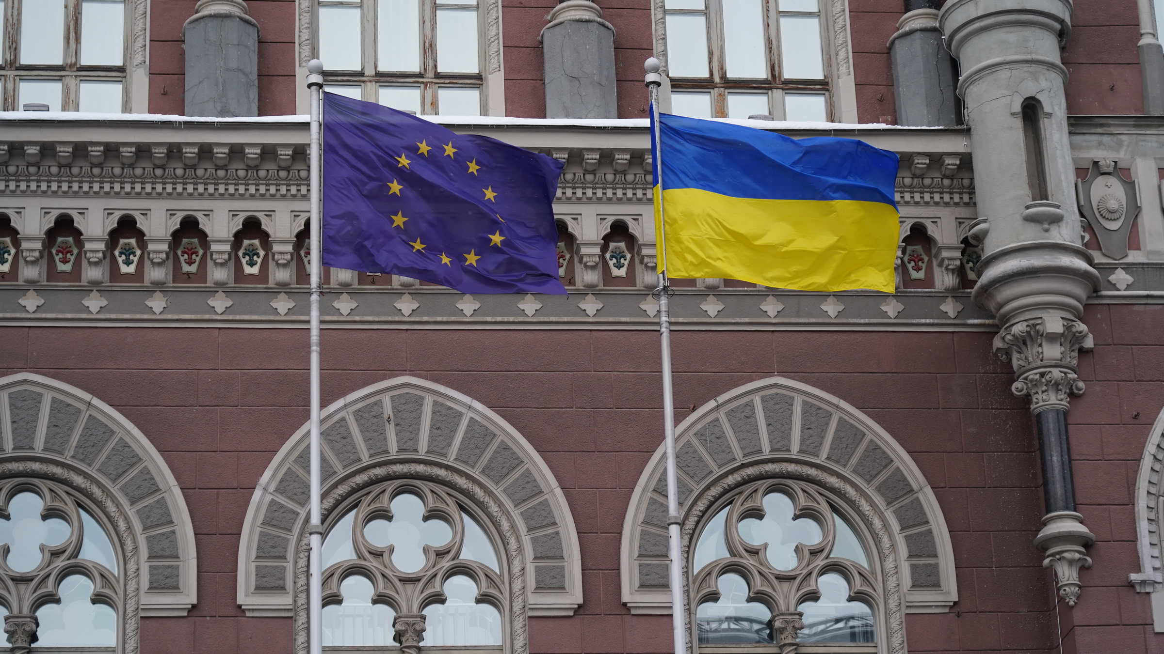 Флаг ЕС и флаг Украины. Фото © Shutterstock