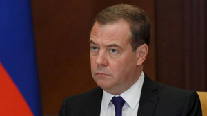 Медведев: В случае запрета на операции в долларах РФ воспользуется юанем или евро