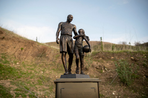 Баскетболисту Коби Брайанту и его дочери установили памятник на месте их гибели