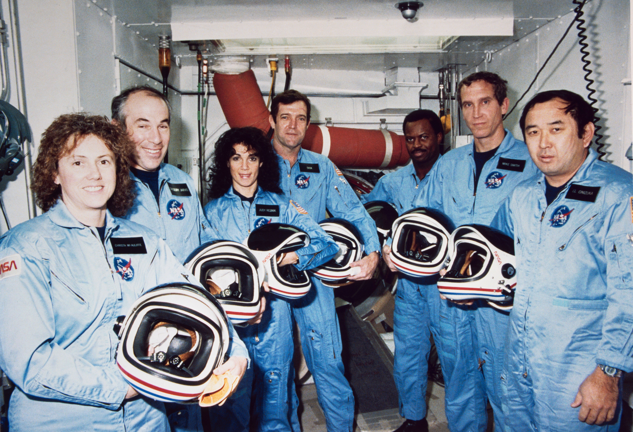 Погибший экипаж шаттла "Челленджер". Слева направо: Маколифф, Джарвис, Резник, Скоби, Макнейр, Смит, Онидзука. Фото © NASA / Public Domain