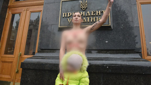 Активистка Femen с голой грудью призвала Зеленского отменить призыв женщин в армию