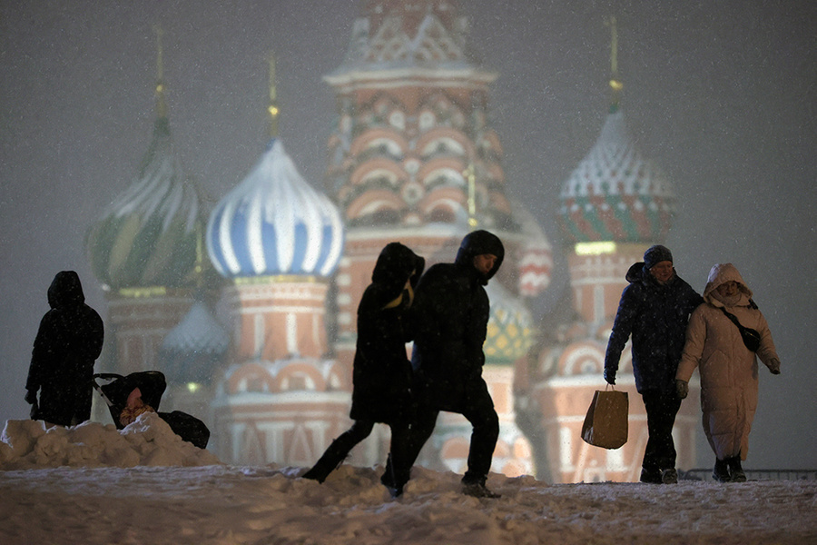 Горожане на Красной площади во время снегопада © ТАСС / Сергей Савостьянов