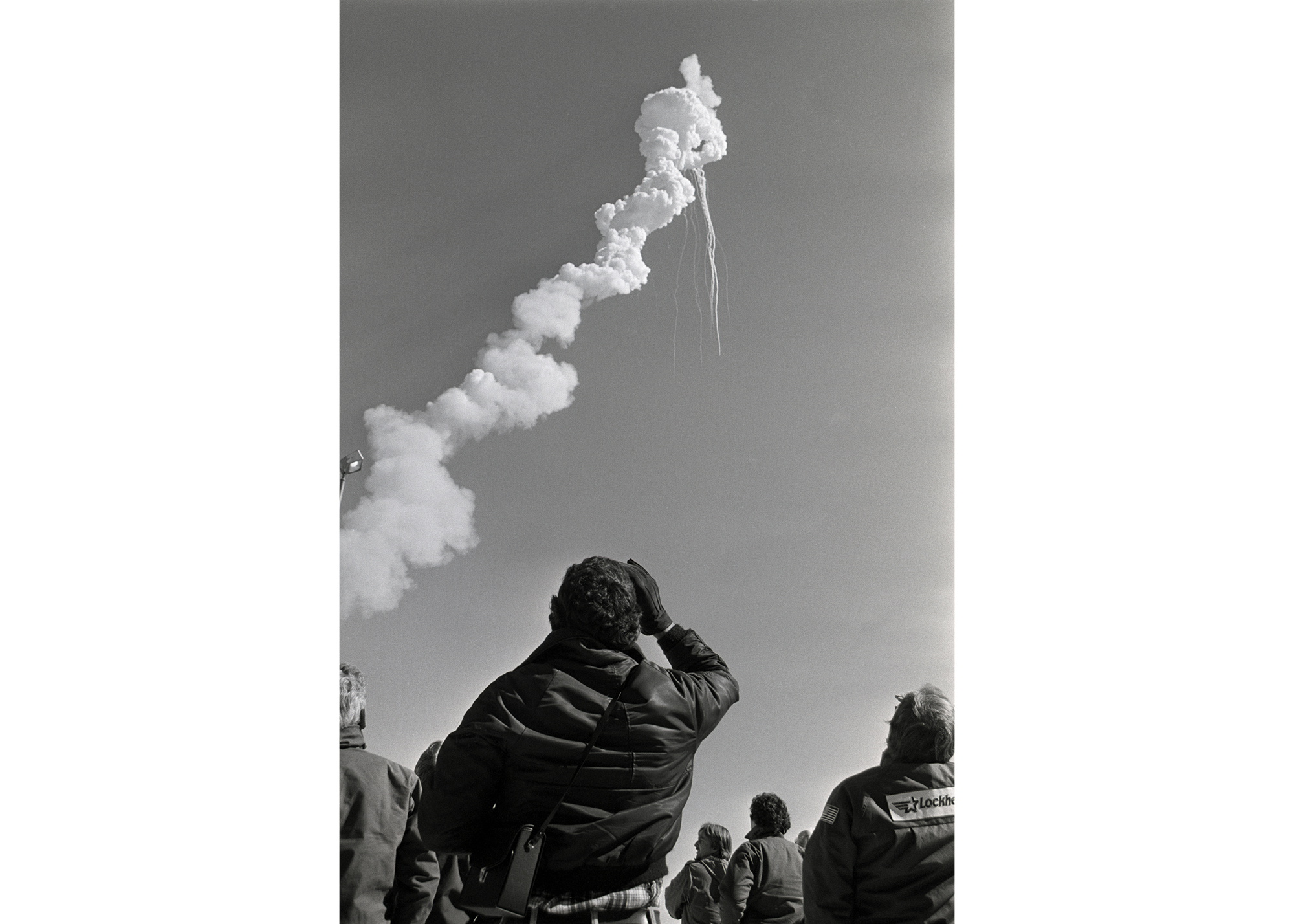 След дыма ведёт в небо и заканчивается там, где через 73 секунды после старта 28 января 1986 года взорвался космический корабль "Челленджер". Все семь астронавтов на борту погибли в результате аварии. Мыс Канаверал, Флорида. Фото © Getty Images / 
Bettmann / Contributor