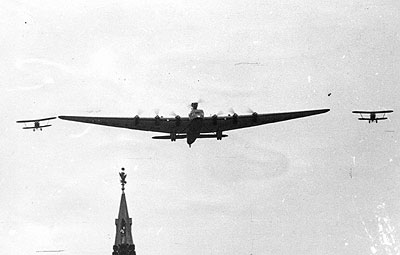 АНТ-20 "Максим Горький" в сопровождении двух И-5 над Красной площадью. Фото © Public Domain