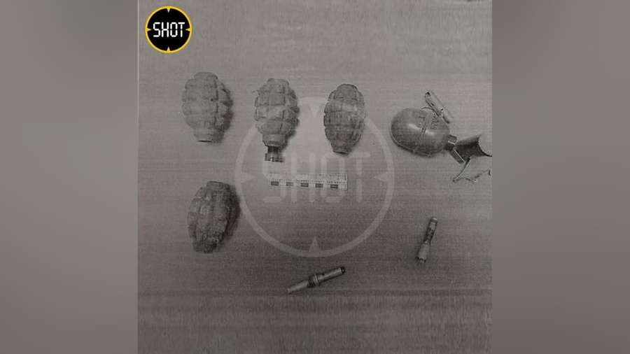 Найденные под потолком гранаты © Telegram-канал / SHOT