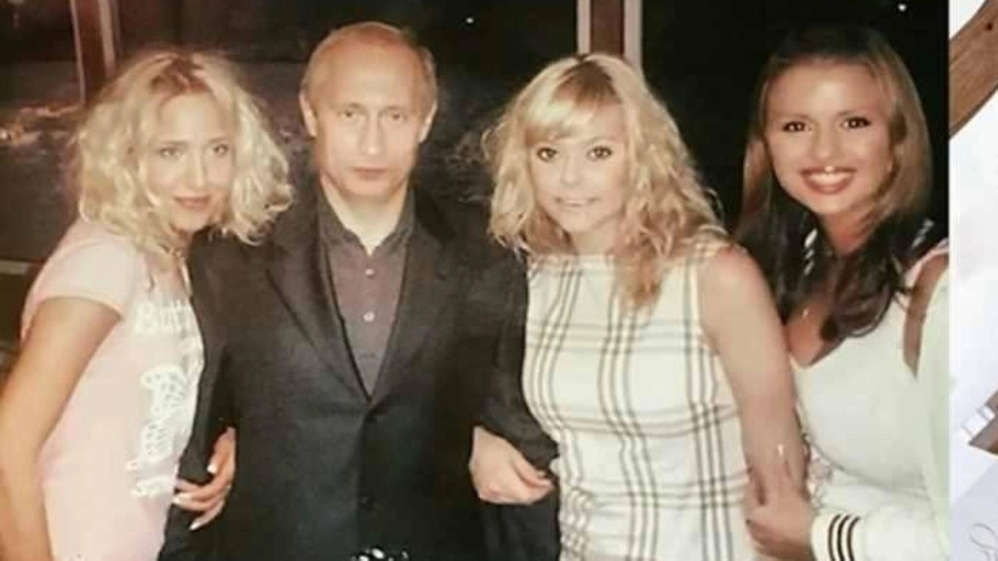 Владимир Путин и группа "Блестящие". Фото © Кадр из программы "Судьба человека"