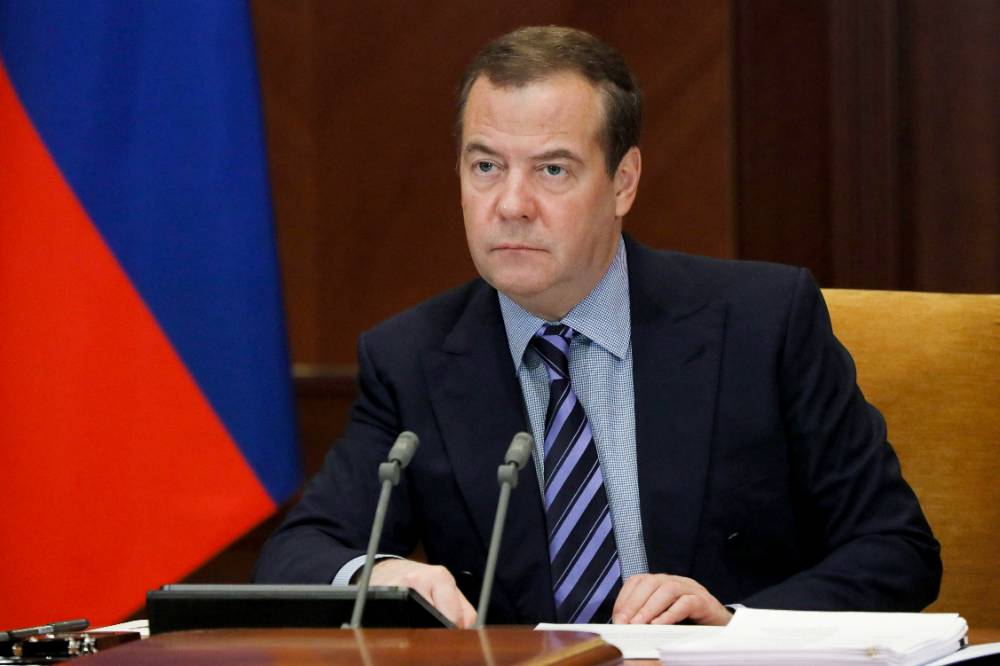 Медведев призвал сохранять зарплаты в случае перехода на четырёхдневку