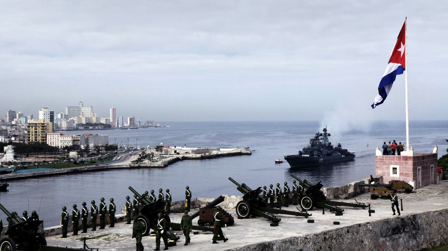 Кубинские военные салютуют российскому противолодочному эсминцу "Адмирал Чабаненко", когда он входит в гавань Гаваны. "Адмирал Чабаненко", сопровождаемый двумя кораблями поддержки, является первым российским военным кораблём, прибывшим на остров, возглавляемый коммунистами, после распада Советского Союза в 1991 году. Корабль совершил длительный поход в Латинскую Америку и принял участие в совместных военно-морских учениях с Венесуэлой. Декабрь 2008 года. Фото © Getty Images / Sven Creutzmann / Mambo photo