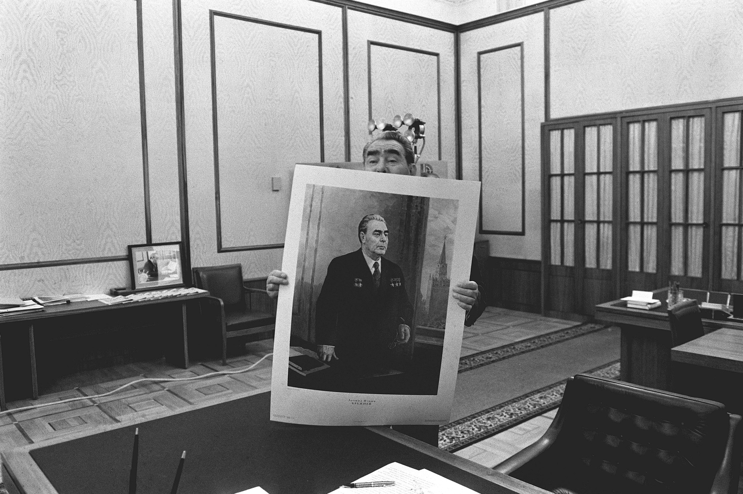  Леонид Брежнев в своём кабинете в Кремле в Москве, Россия, 30 сентября 1977 года. Фото © Getty Images / Gilbert UZAN / Gamma-Rapho