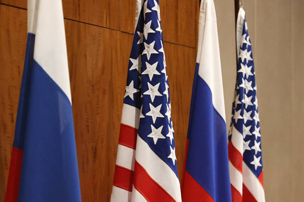 <p>Российский и американский флаги. Фото © ТАСС / Сергей Бобылев</p>