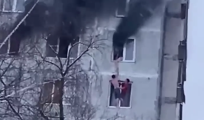 Бесстрашные парни через окно спасли москвичку из полыхающей квартиры на 9-м этаже