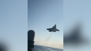 Пытался сесть на авианосец: В Сети появилось видео с падением истребителя ВМС США F-35 в Южно-Китайское море