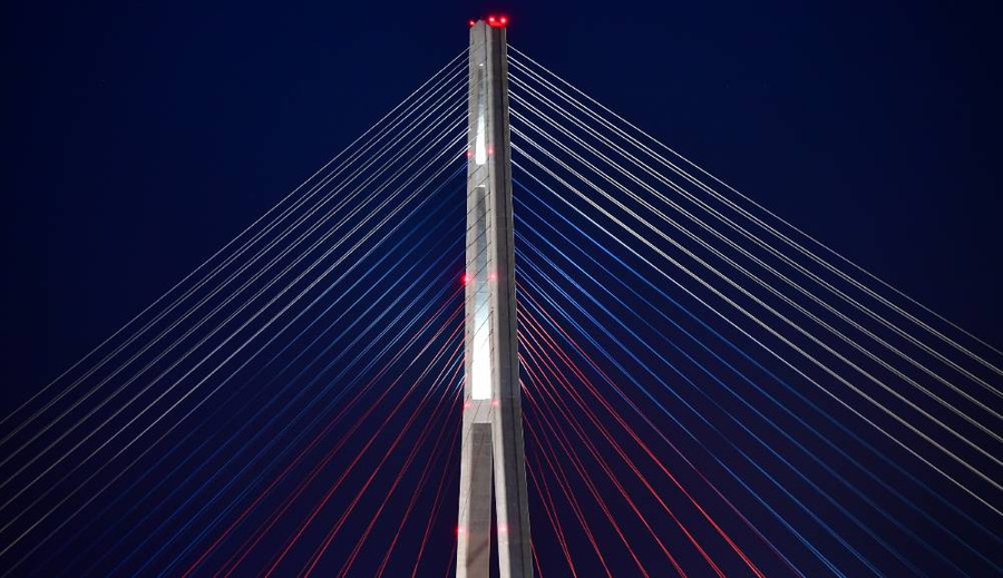 Вечерняя подсветка моста на острове Русский в День Государственного флага России © ТАСС / Юрий Смитюк