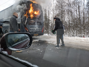 Автобус с 25 пассажирами загорелся на трассе в Ленобласти