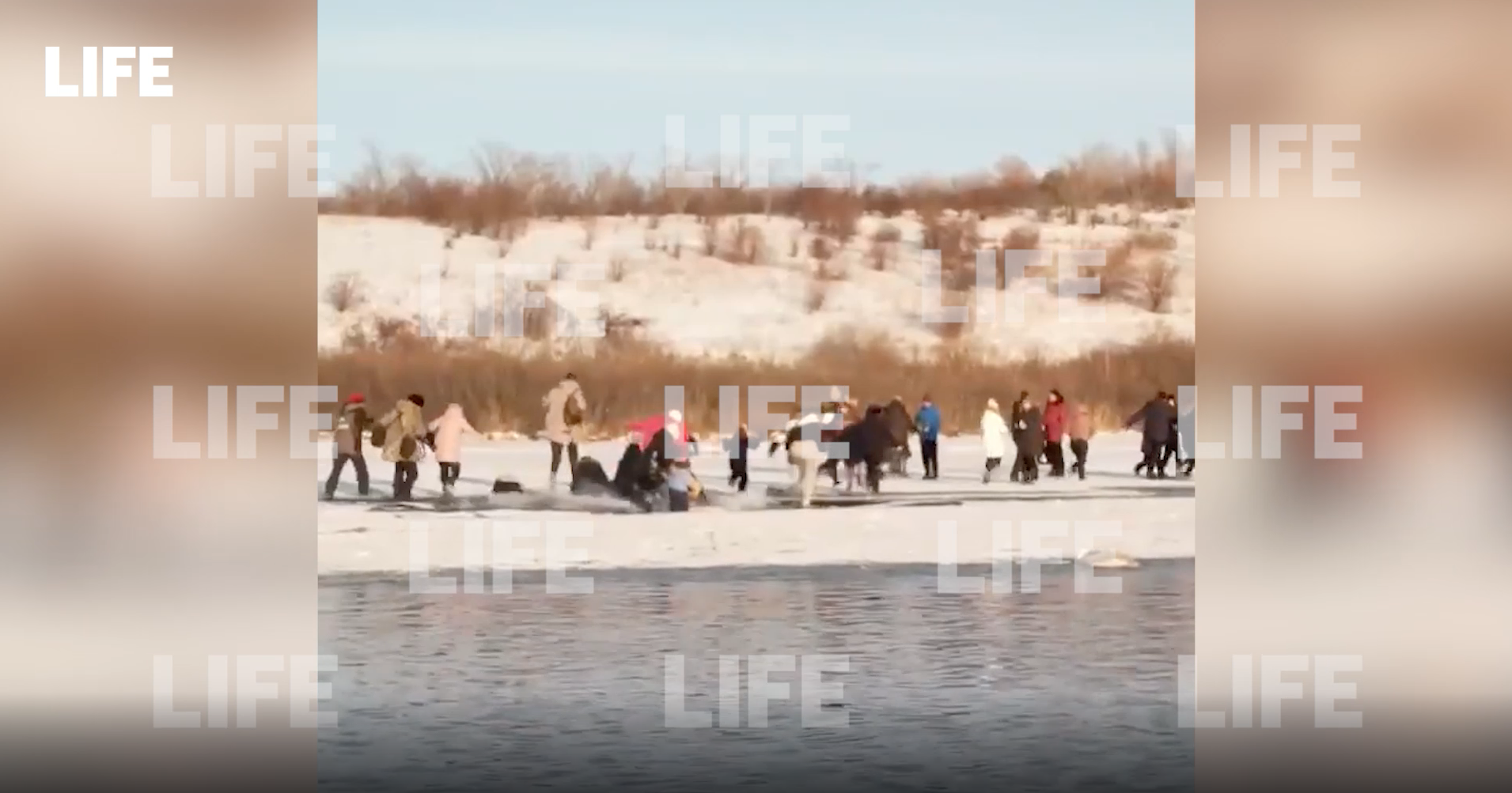Толпа туристов провалилась под лёд на Лебедином озере в Алтайском крае