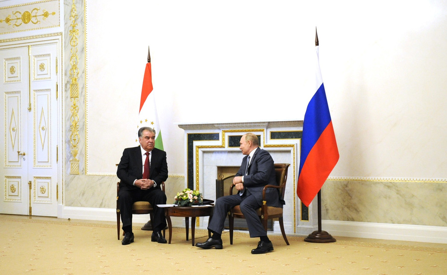 Эмомали Рахмон и Владимир Путин на встрече в Константиновском дворце. Фото © Kremlin.ru