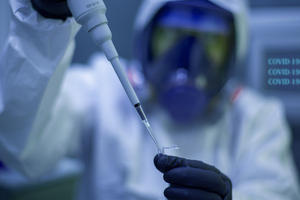 Мантуров назвал условия для производства зарубежных вакцин от ковида в России