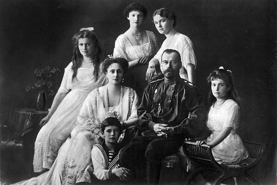 <p>Николай II со своей семьёй. Фото © Getty Images / Mondadori </p>