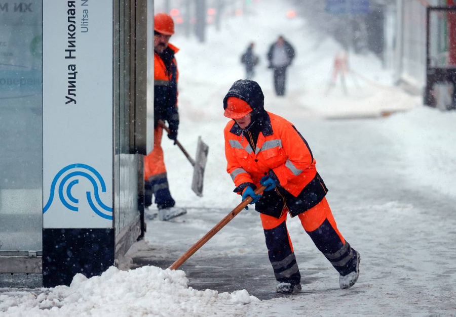 Уборка снега на одной из улиц Москвы. Фото © ТАСС / Михаил Джапаридзе