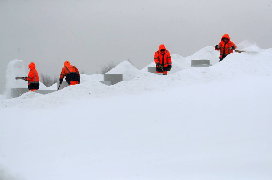 Уборка снега. Фото © ТАСС / Сергей Фадеичев
