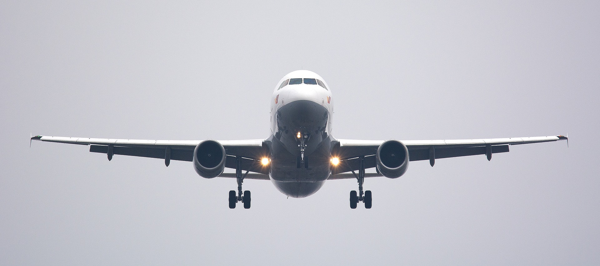 Молния ударила в заходящий на посадку самолёт в Сочи