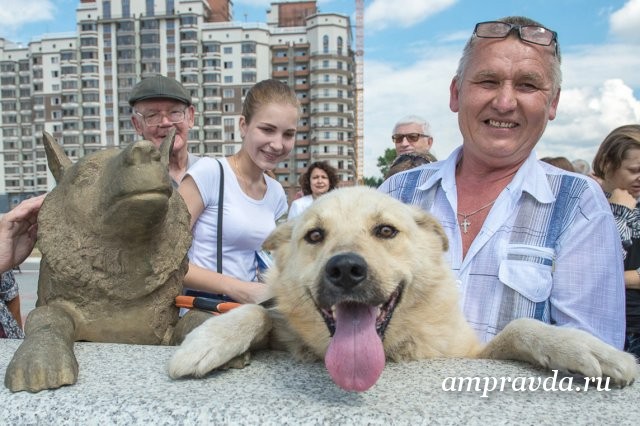 Пёс Дружок рядом с памятником, установленным в его честь © "Амурская правда"