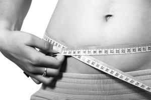 Диетолог Селезнёва объяснила, когда жир на животе полезен, а когда — опасен