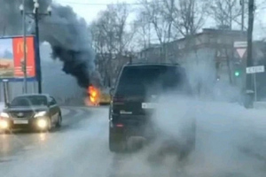 В Хабаровске посреди улицы сгорел автобус