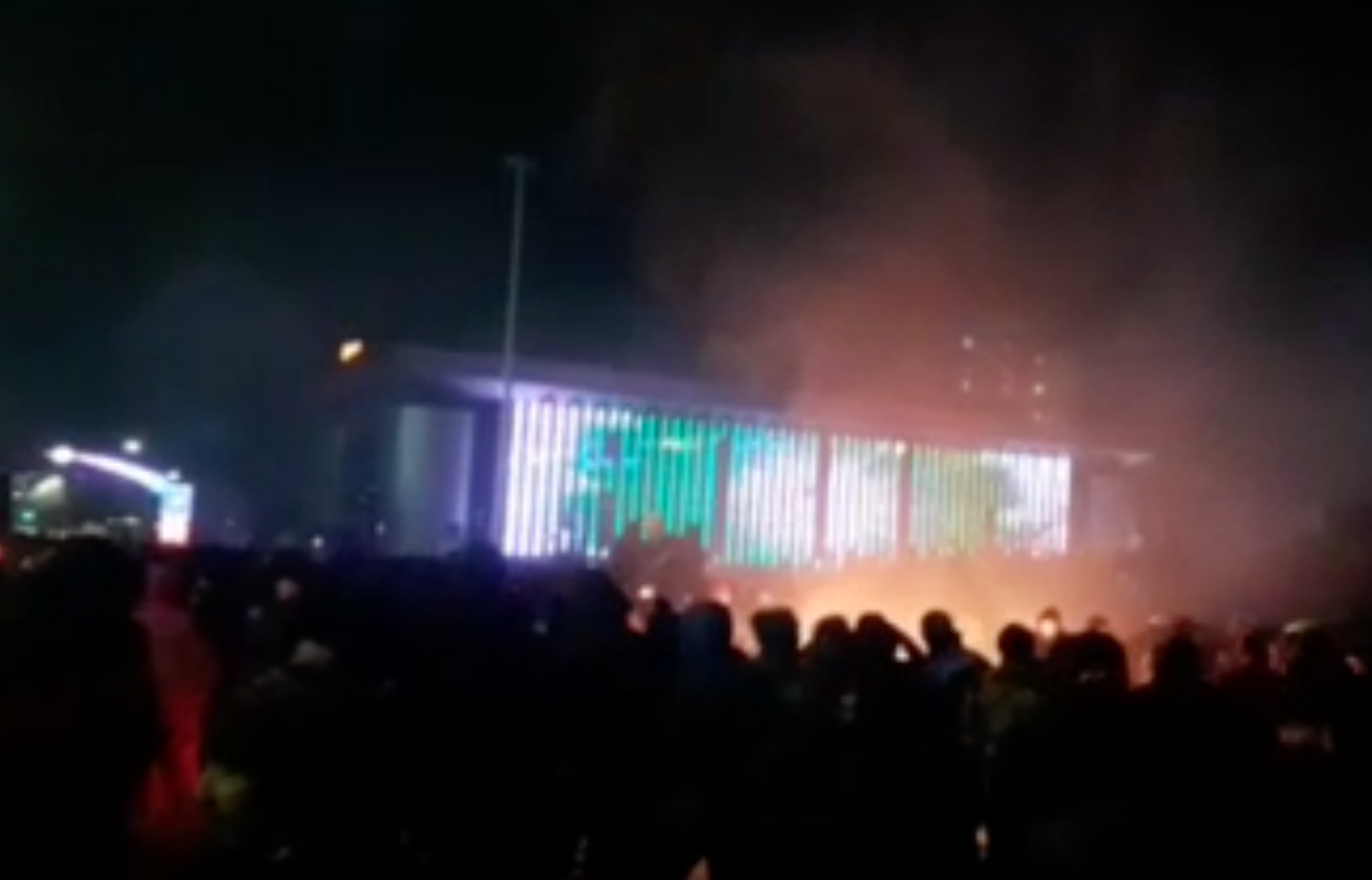 Протестующие в Казахстане начали жечь костры и устраивать стычки с силовиками