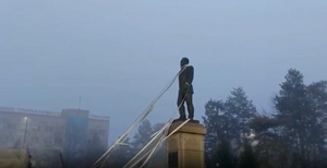 Митингующие в Казахстане попытались снести памятник Назарбаеву