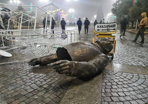 Протестующие повалили и разбили памятник Назарбаеву в Талдыкоргане