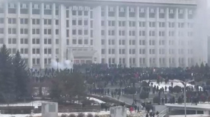 Протестующие взяли штурмом здание администрации в Алма-Ате