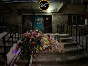 Душераздирающие кадры: Жители Костромы организовали стихийный мемориал у дома убитой девочки