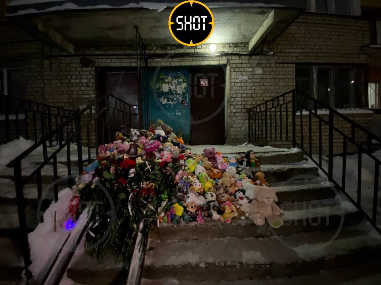 Душераздирающие кадры: Жители Костромы организовали стихийный мемориал у дома убитой девочки