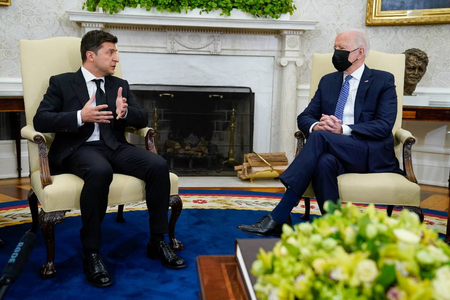 <p>Президент Украины Владимир Зеленский (слева) и президент США Джо Байден (справа). Фото © ТАСС / AP Photo / Evan Vucci</p>