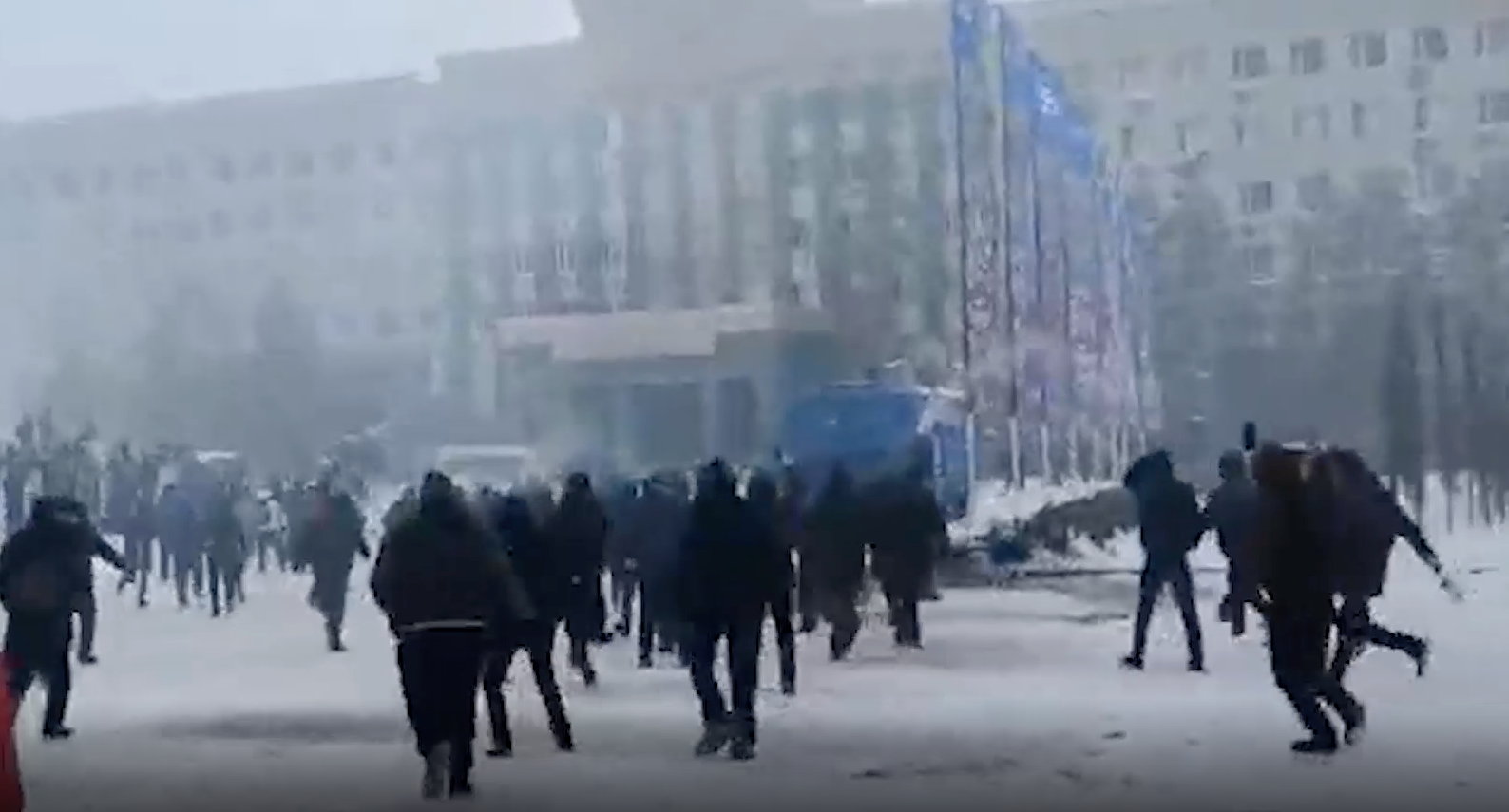 Казахстан взрыв администрации. Протесты в Казахстане разрушения. Протесты в Казахстане мародеры. Казахстан видео.