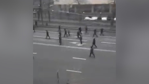 Протестующие в Казахстане забросали камнями снимавших их на камеру мирных жителей