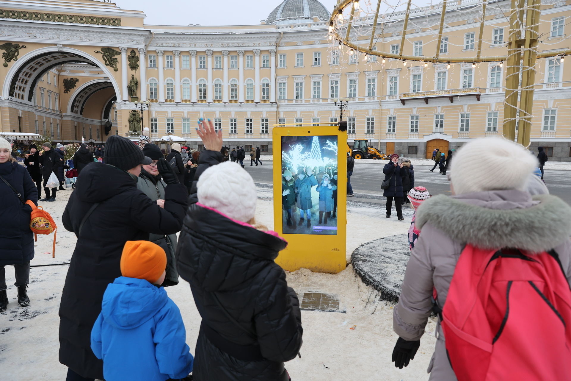 Петербуржцы поздравили жителей других регионов через интерактивный экран на Дворцовой площади
