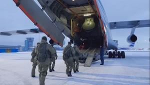 Появилось видео вылета российских миротворцев в охваченный беспорядками Казахстан