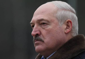 Лукашенко призвал протестующих договориться с властью и встать на колени перед военными