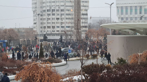 В Алма-Ате на площади Республики возобновилась стрельба