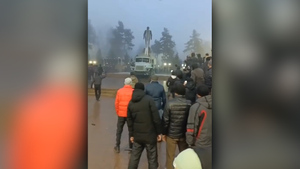 В Сети появилось видео сноса памятника экс-президенту Казахстана Назарбаеву