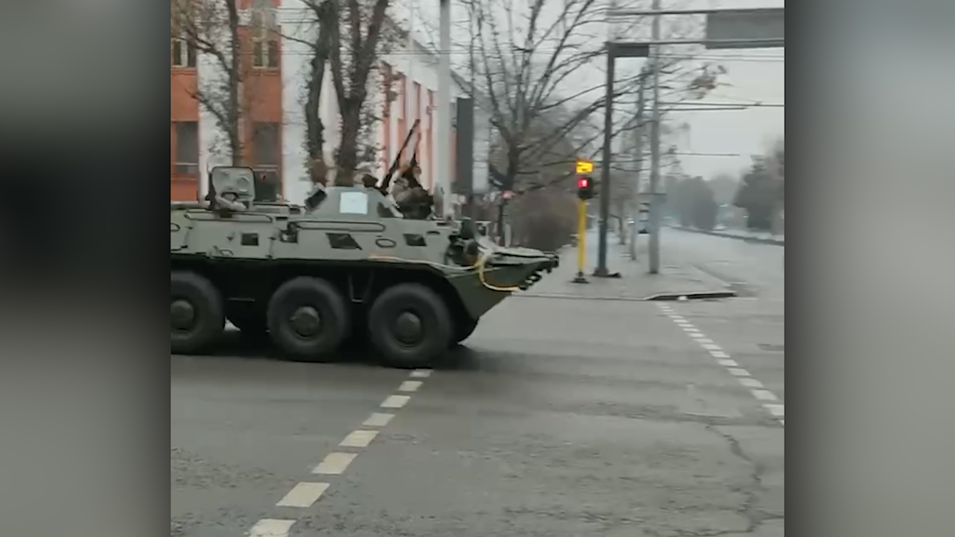 Военная техника, автоматные очереди: Обстановку на улицах Алма-Аты сняли на видео