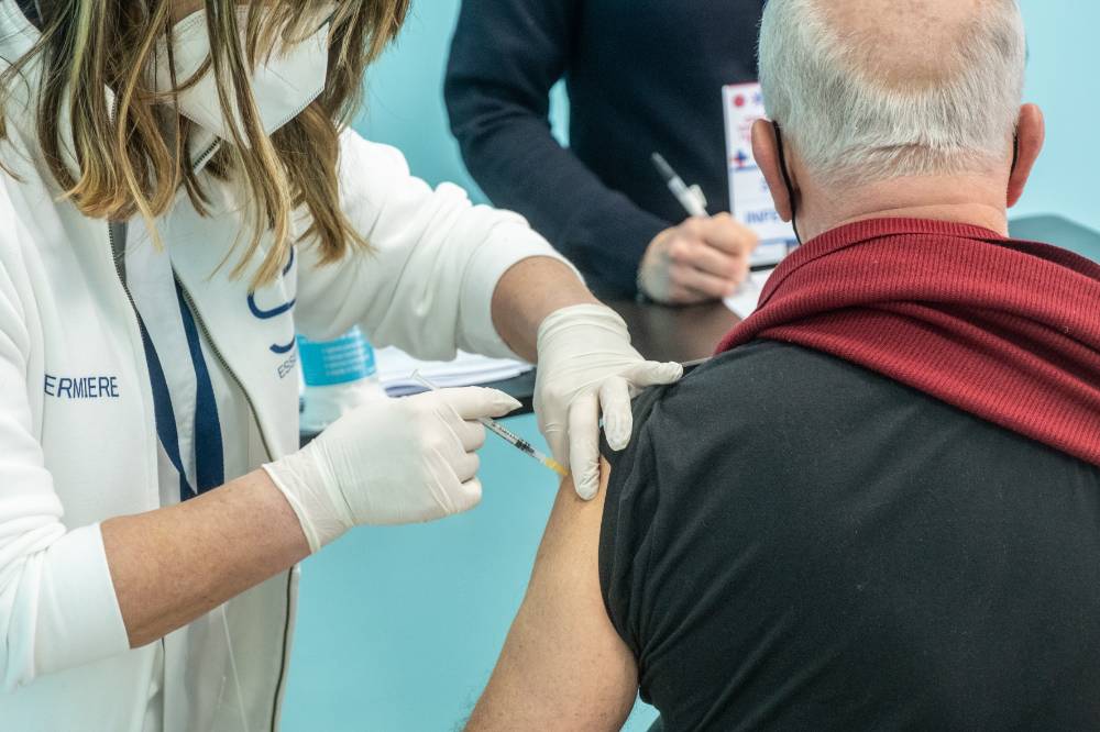 Итальянцев старше 50 лет будут штрафовать на 100 евро за отказ от вакцинации