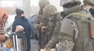Вместе сильнее: Жители Нур-Султана угощают горячим чаем и пирожками дежурящих на улицах военных